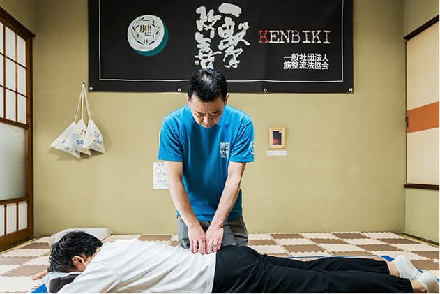 腱引きの施術を受けている写真