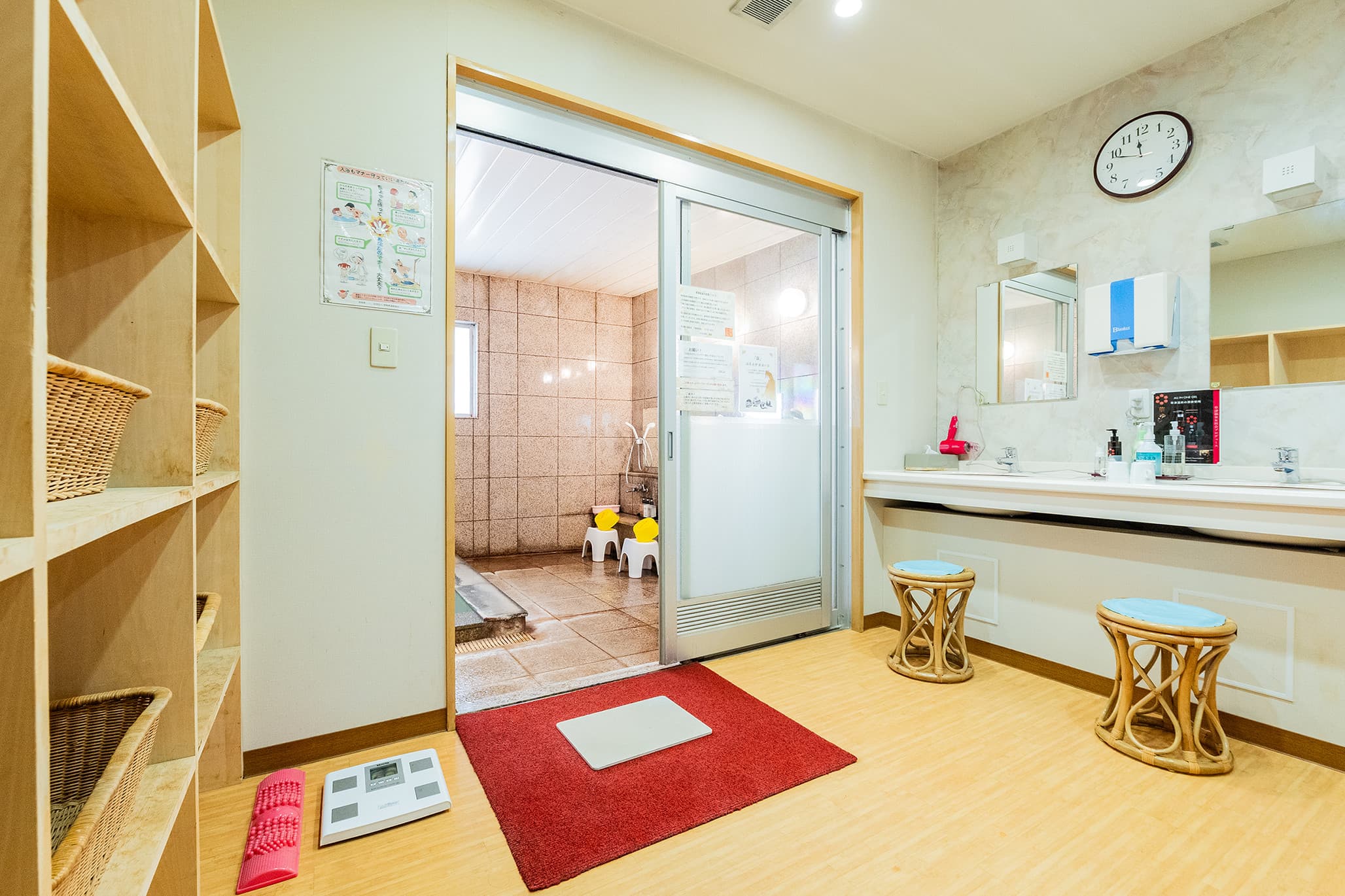 女湯 脱衣所（トイレ併設）の写真